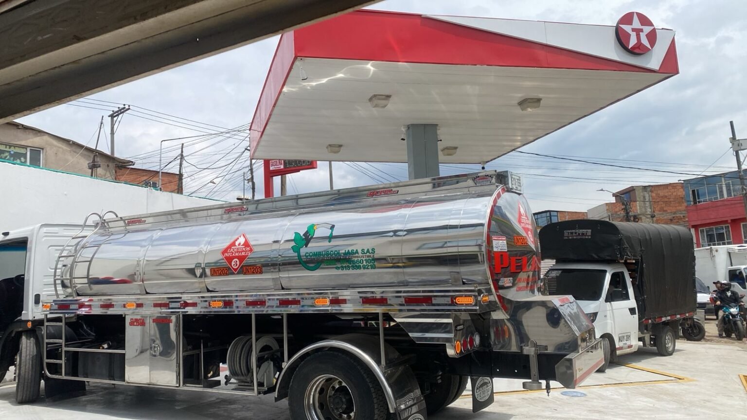 Carrotanque Combuscol Jasa en estaci&oacute;n Texaco